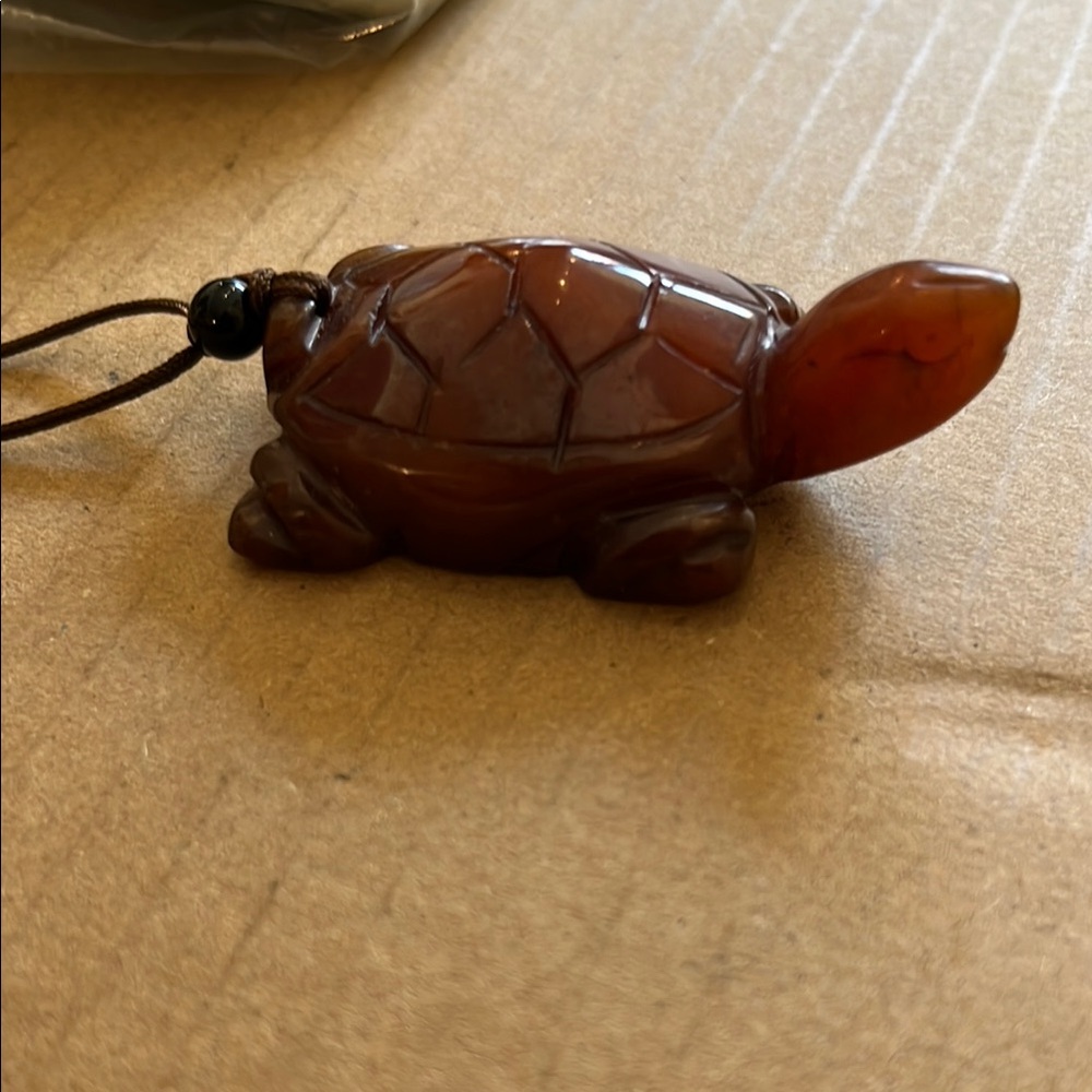 VINTAGE HAND CARVED JADE STONE Turtle Pendant Necklace